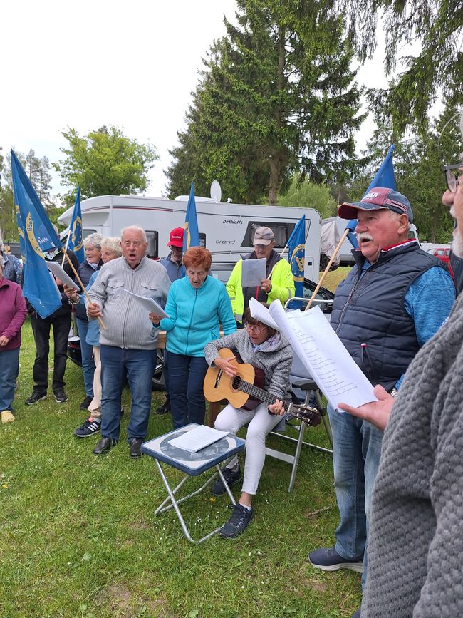 Ein neuer Camper wird beklebt