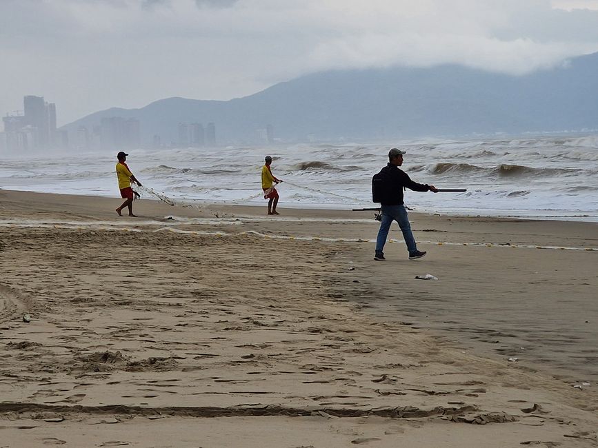 Vorüber die Flut.
Wer sah es wohl, du selig Land, 
wie dich die Welle überwand.