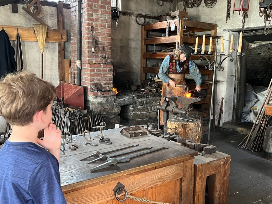 un fabbro al lavoro