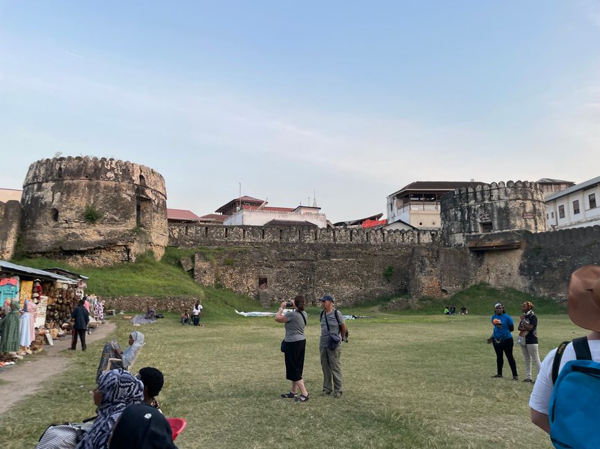 Festung, der Rasenplatz wurde übrigens als Tenniscourt für englische Ladies angelegt 