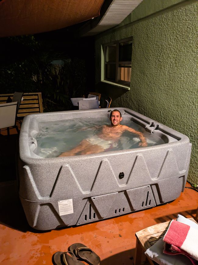 Cocoa Beach - Julian nella vasca idromassaggio del nostro Airbnb