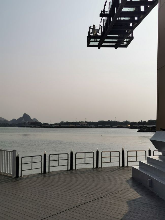 ... Und noch ein abendlicher Eindruck unter dem Skywalk ...