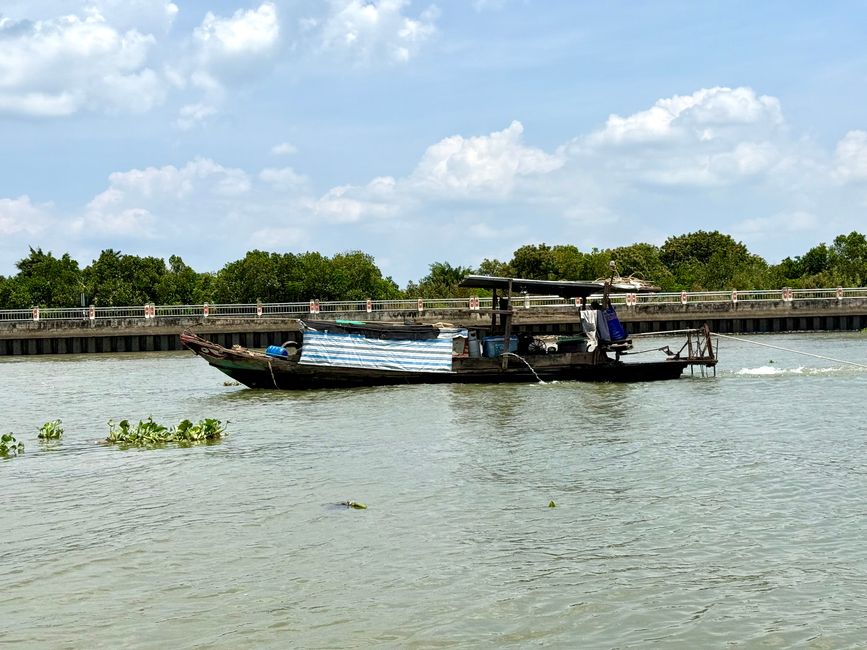 Braiding with water hyacinth stalks