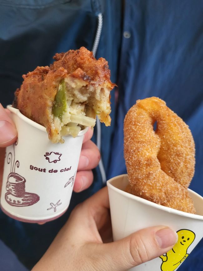 Für mich: Dwaeji Buchimgae (Schweinefleisch-Puffern) und für Ramona: Kkwabaegi (gezwierbelter Donut in Zucker gewälzt)