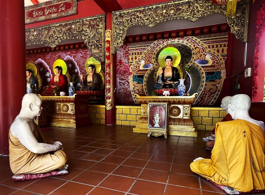 Statuen betender Mönche in der Halle des Medizin-Buddha