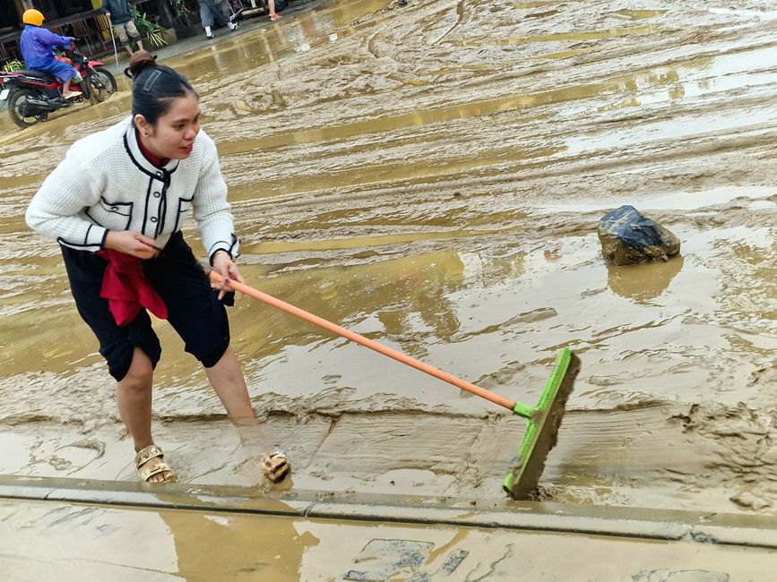 Vorüber die Flut.
Wer sah es wohl, du selig Land, 
wie dich die Welle überwand.