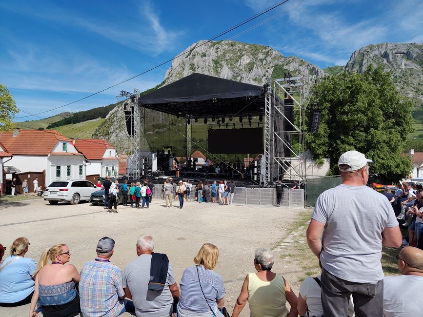 Es wird zum Tanz gebeten. Vielleicht ist's auch Soundcheck