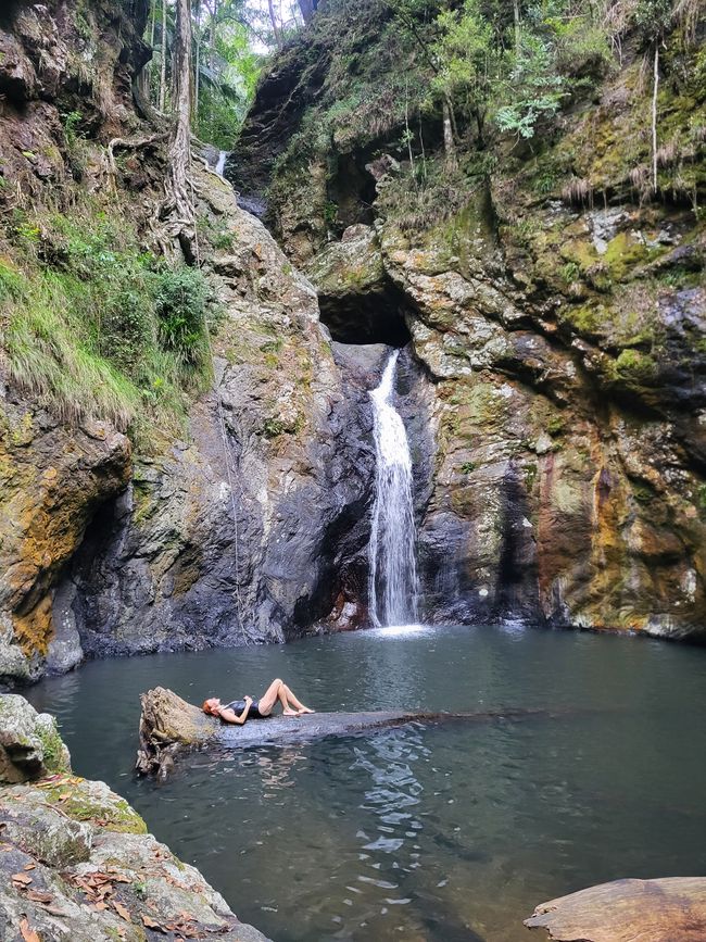 Entspannung am Wasserfall nach der Wanderung
