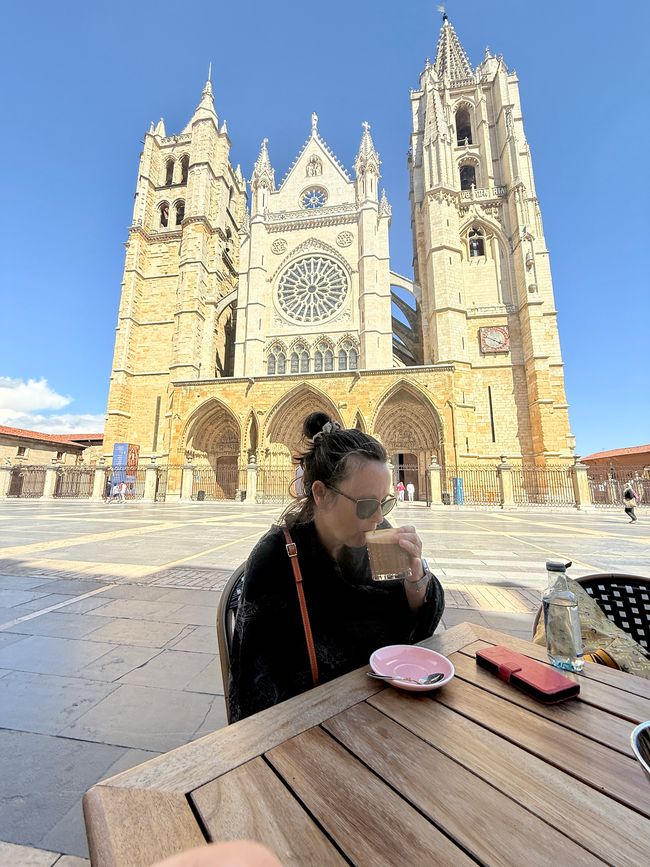 Mit der Basilika im Hintergrund schmeckt der Cappucchino gleich doppelt so gut.