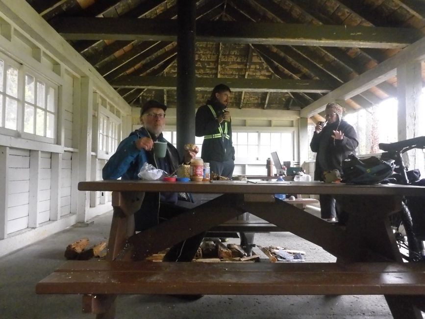 Petit déjeuner dans le refuge du camp Jonas
