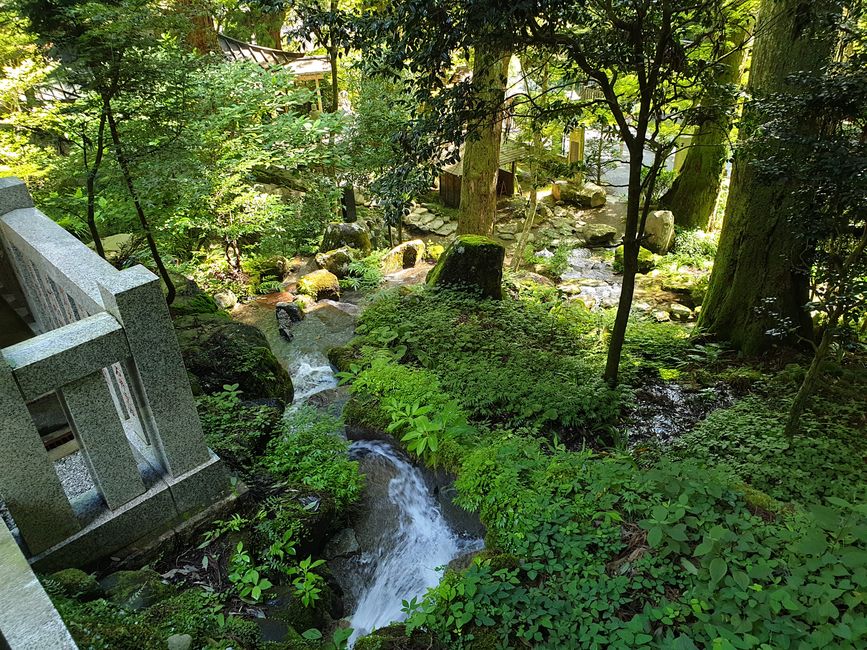 Schön angelegter Wasserfall