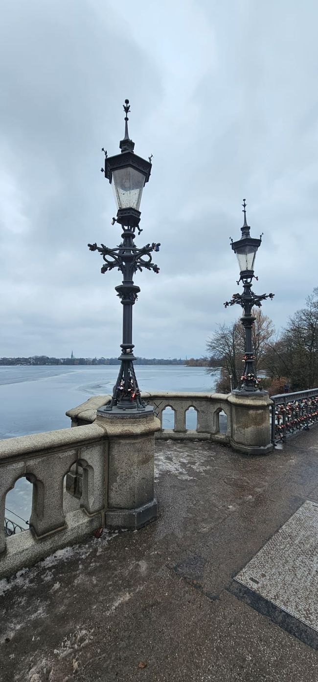 Hamburg St Pauli - une expérience ! Au musical , Tarzan', je n'ai pas pu entrer. Mais à l'hôtel, Der Bunker', juste à côté du stade de St. Pauli, c'était vraiment quelque chose de spécial ! La promenade au bord de l'Aussenalster a ensuite été😆😉😊