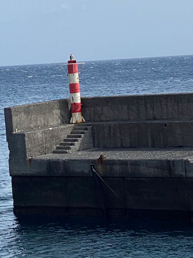 Ein wirklich kleiner Leuchtturm am Hafen von Santa Cruz
