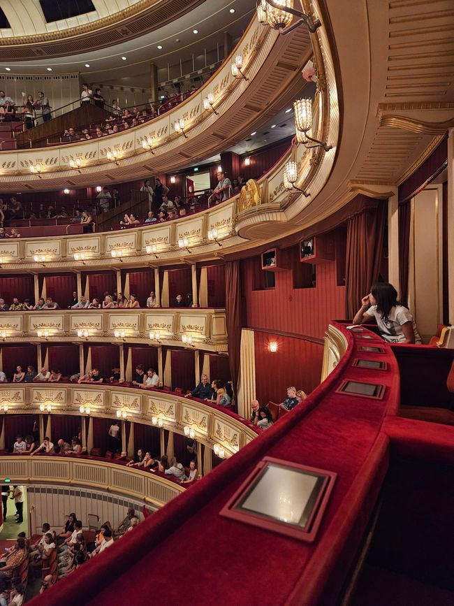 2025 - Julio - Viena - Hazel Brugger en la Ópera de Viena