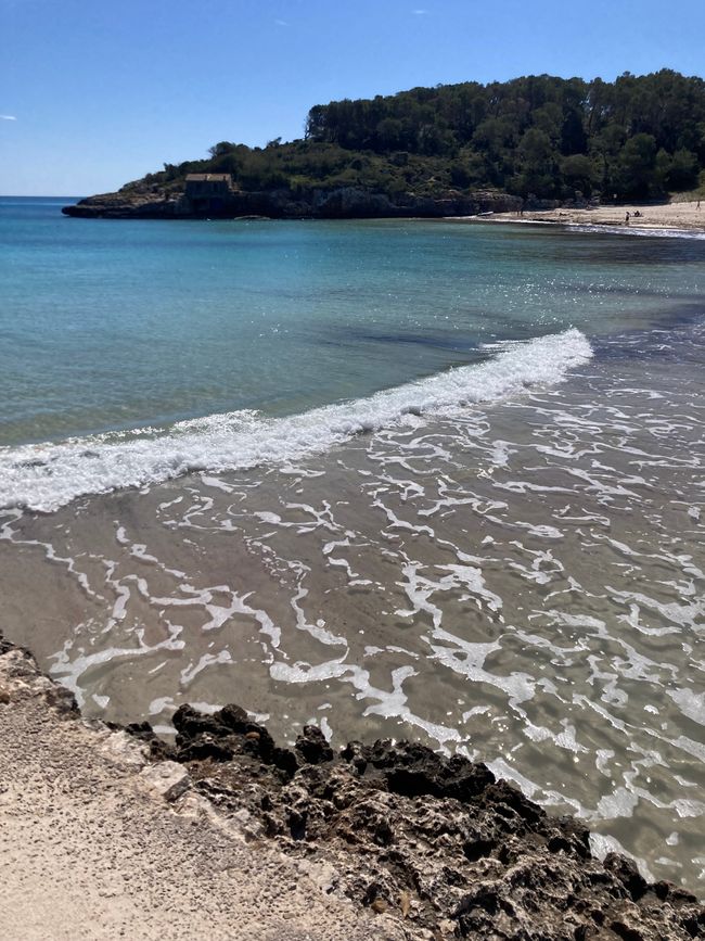 Cala Mondrago-es wird angebadet