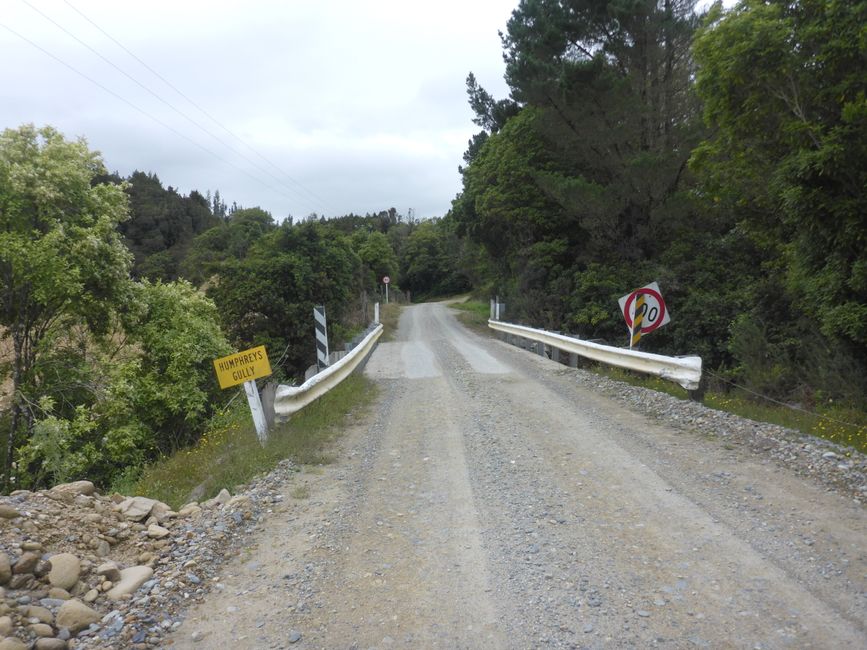 Derrière le pont à droite