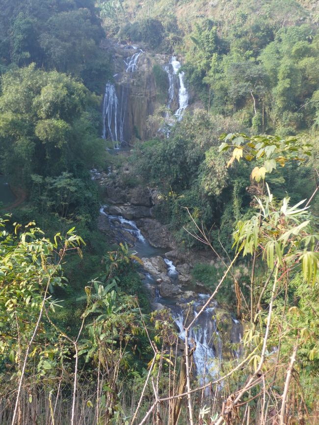 Chute d'eau Go Lao depuis la route