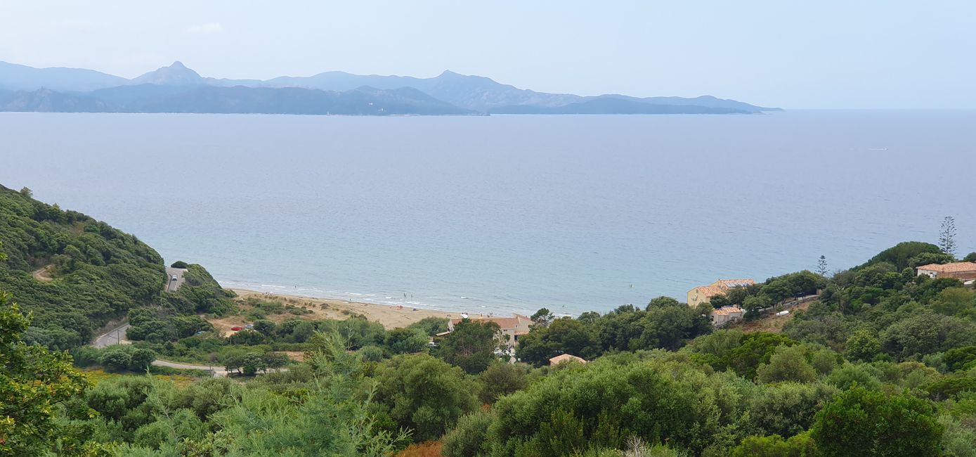 Plage avec un restaurant vue d'en haut