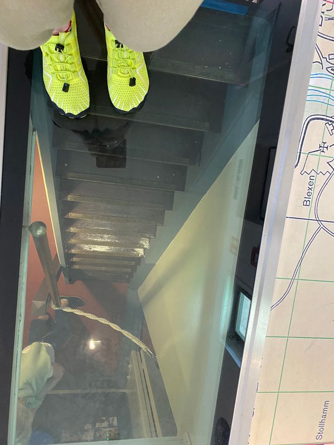 Über der Treppe in den Maschinenraum liegt eine Glasplatte