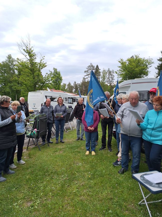 Ein neuer Camper wird beklebt
