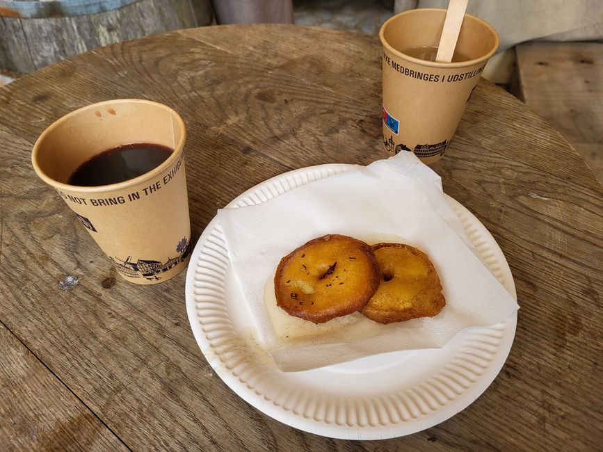 Glühwein mit in Schweinefett ausgebackenem Apfel