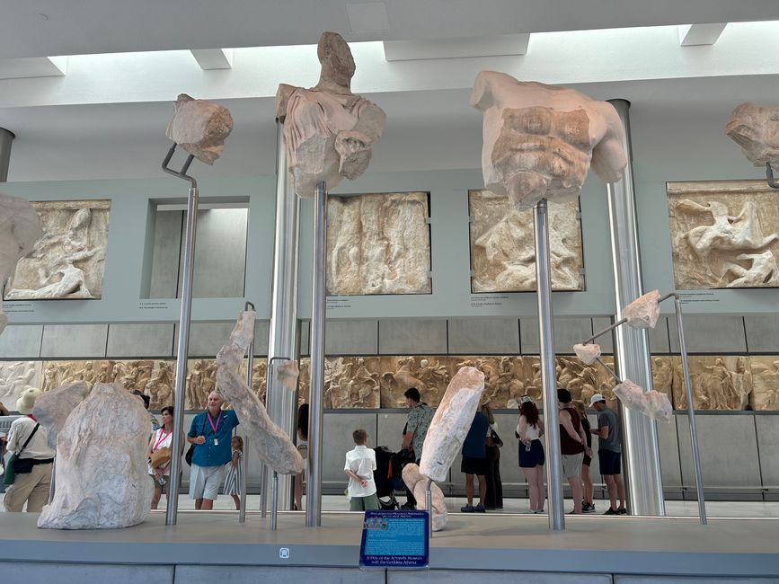 Überreste des Reliefs von Athena und Poseidon