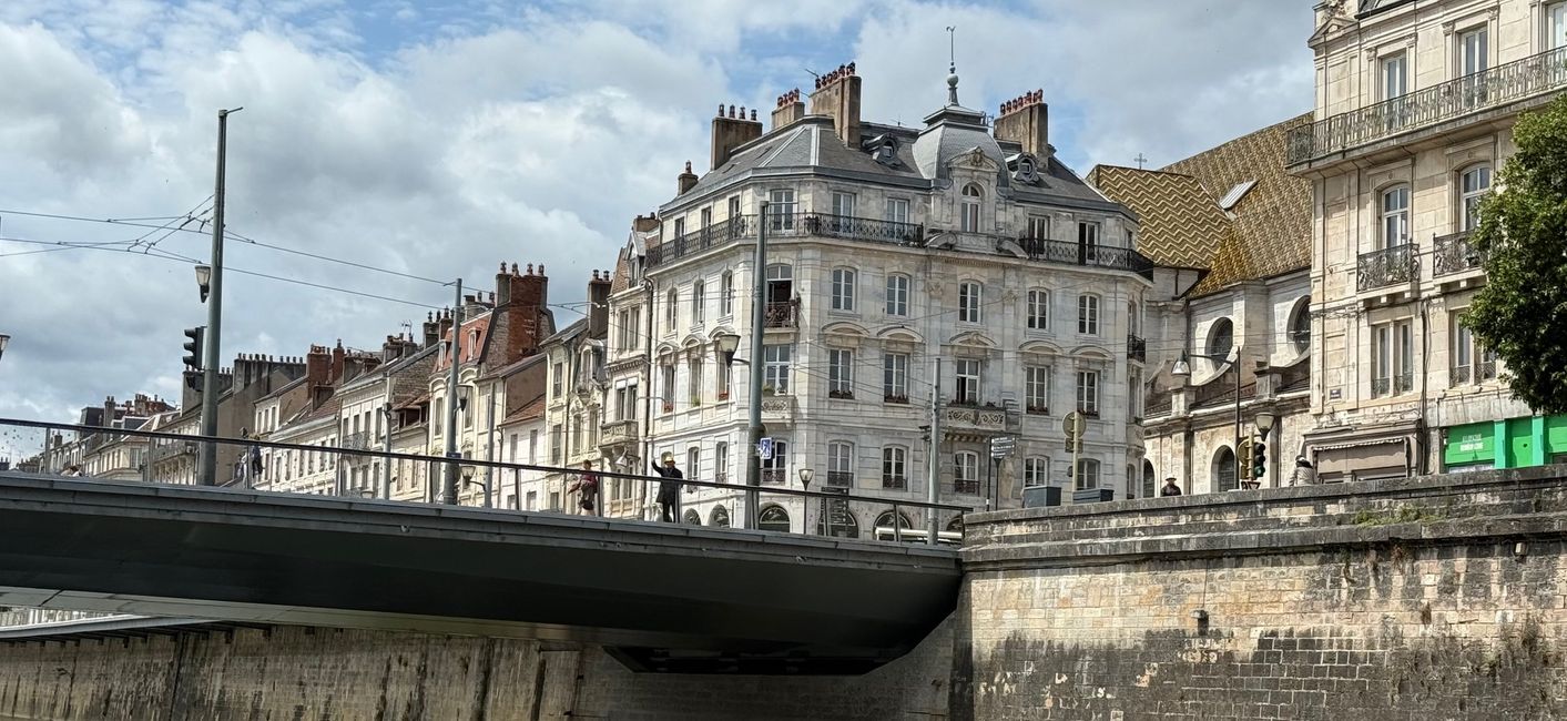 Sur la boucle du Doubs à Besançon