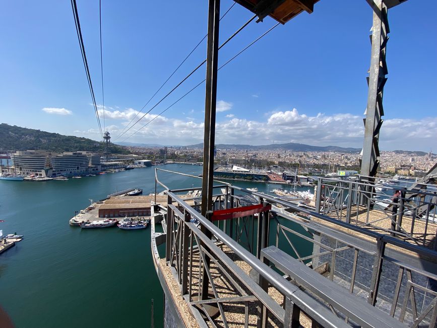 Es genial flotar en el teleférico desde Montjuic sobre el puerto de Barcelona