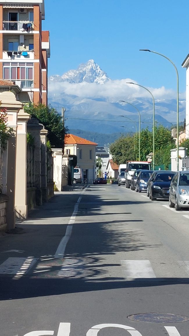 Blick von Saluzzo auf den ca. 30km entfernten Monte Viso