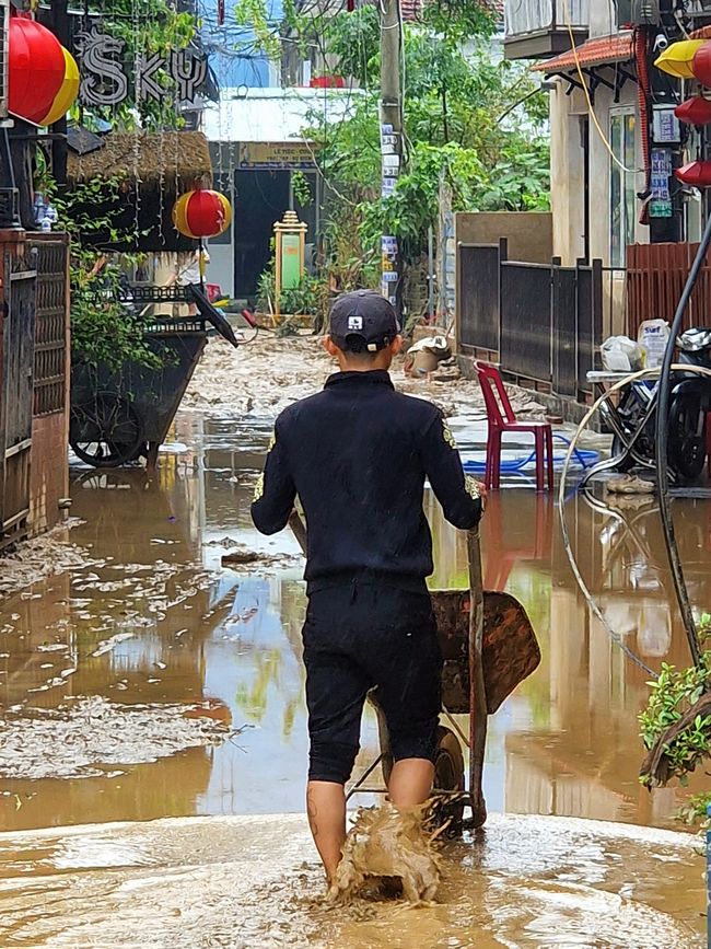 Vorüber die Flut.
Wer sah es wohl, du selig Land, 
wie dich die Welle überwand.