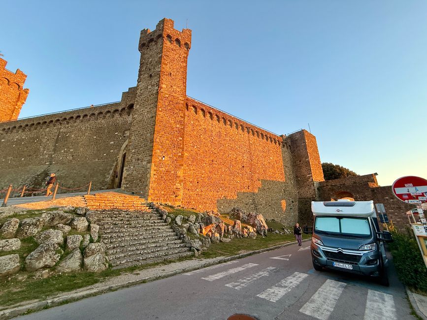 Wir parken direkt neben der Burg, deren Mauern die Abendsonne in eine warmes Licht taucht.