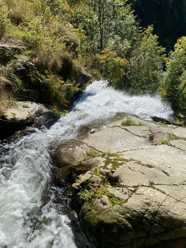 - während das Wasser über große Steinplatten rauschte