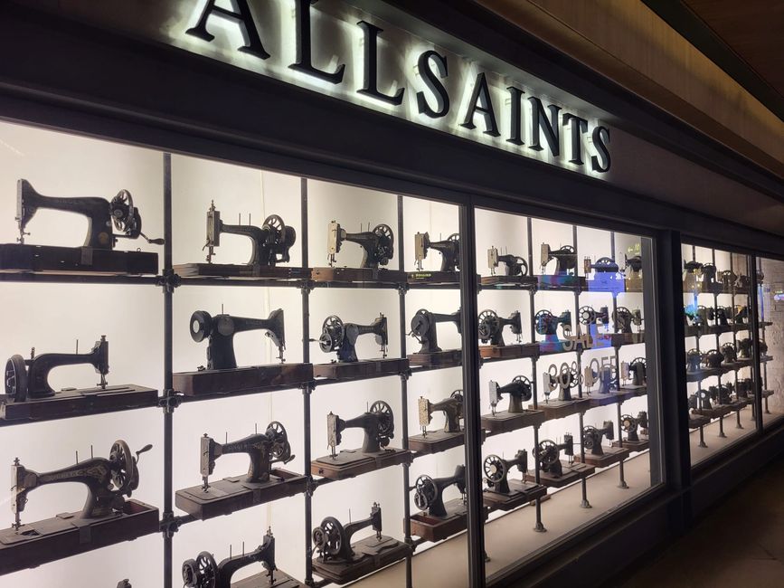 Schaufenster vom AllSaints - Laden für Mode aus GB