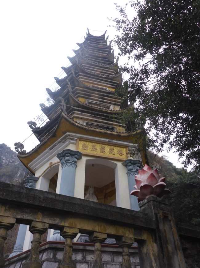Les marches menant à la pagode