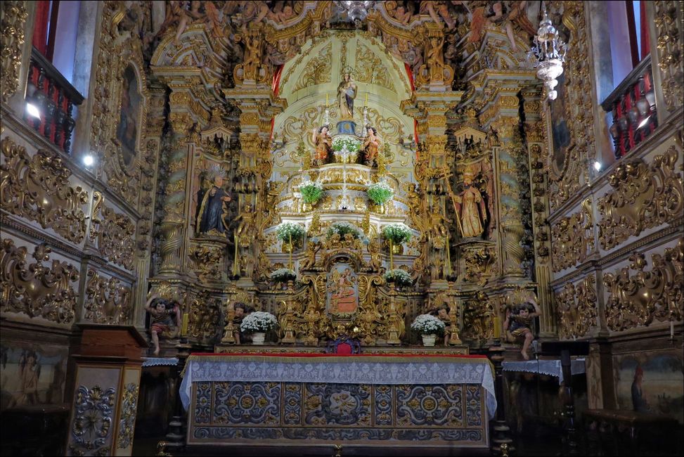 Der typisch brasilianische Barock zeichnet sich durch ein tortenförmigen Hochaltar aus.