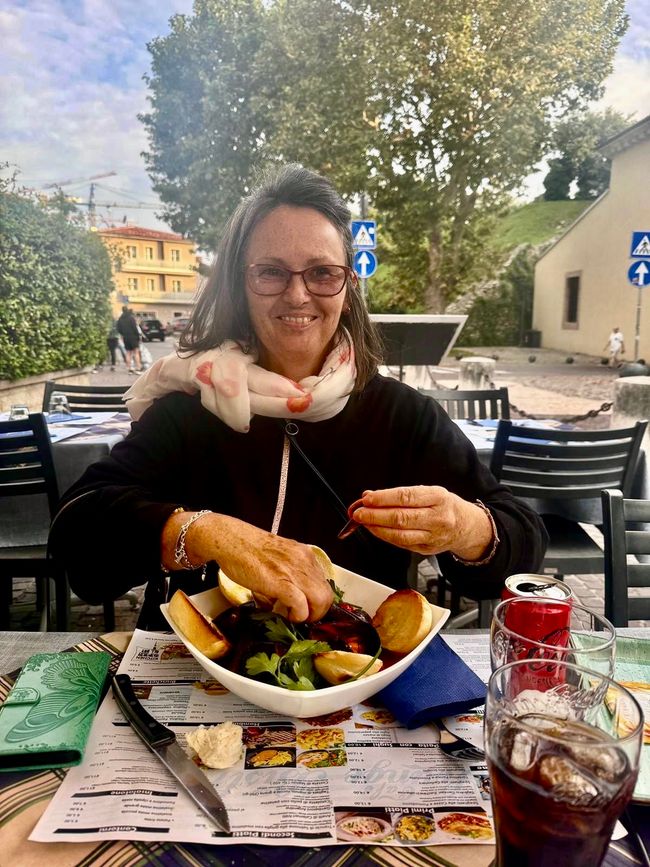 Con un piatto pieno di cozze davanti a sé, Icke sorride a più non posso.