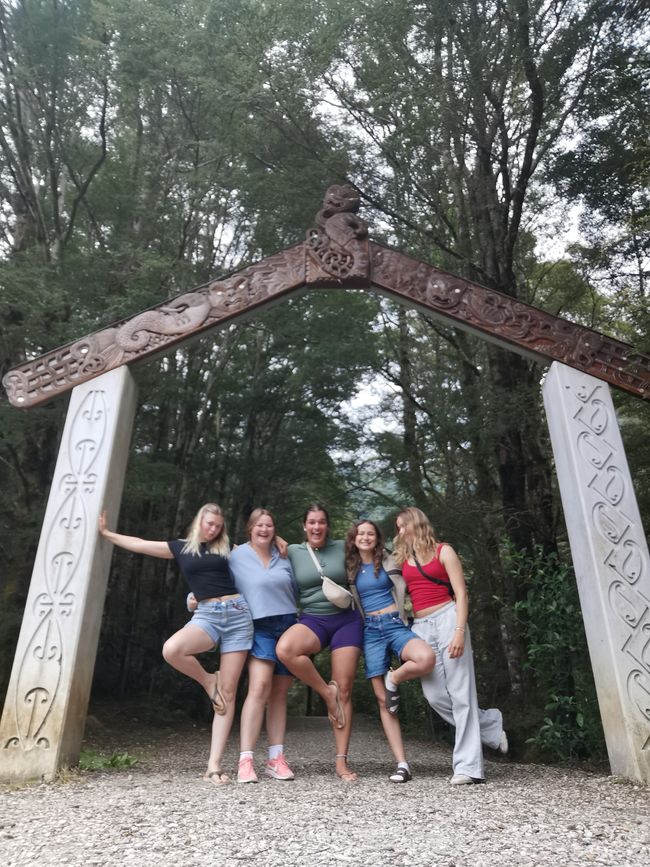 Te Waikoropupū Springs mit der Gang (ich links)