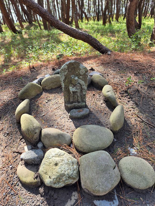 Kleine Kultstätte im Wald 