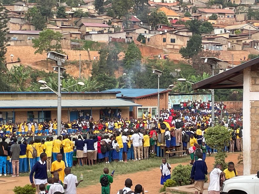 2000 students around a 50x20 meter sports field