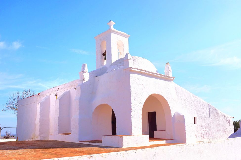 ....sieht man auf einem Hügel die Wallfahrtskirche " Nossa Senhora de Guadelupe