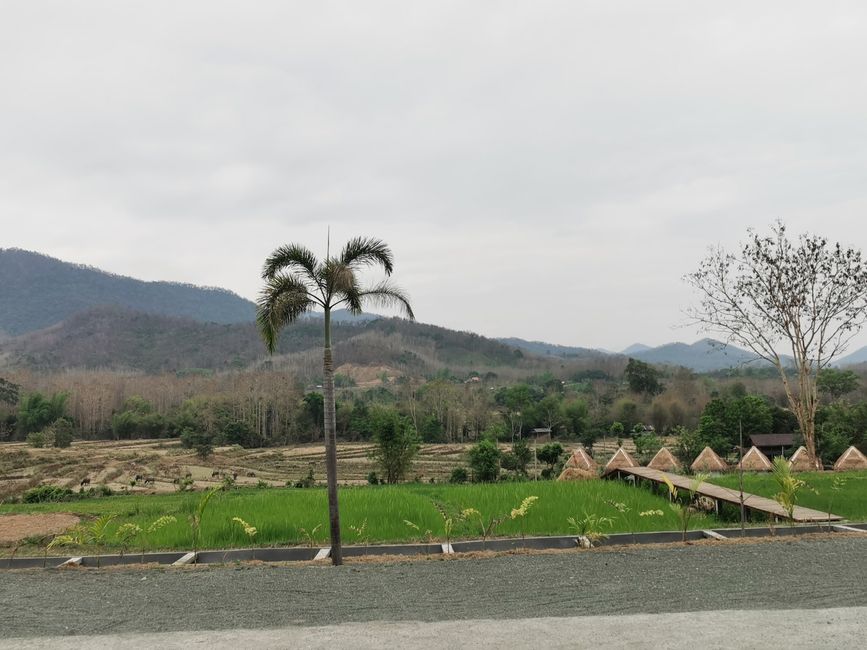 ... passant devant des paysages montagneux pittoresques ...