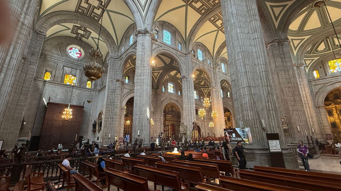 En el interior / Nave central