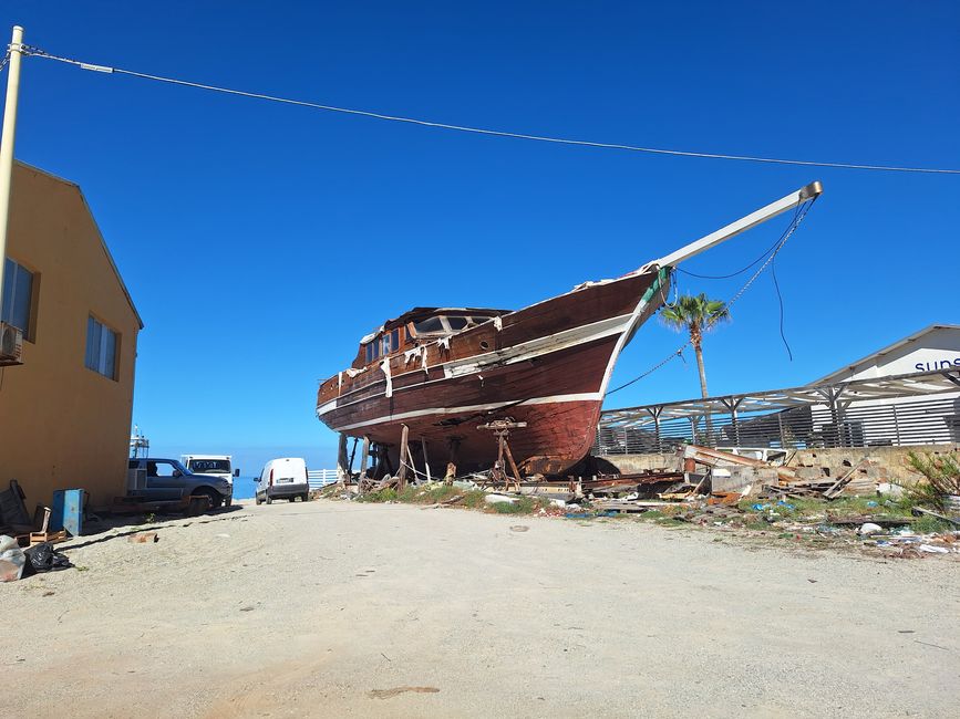 Ship in the cemetery 