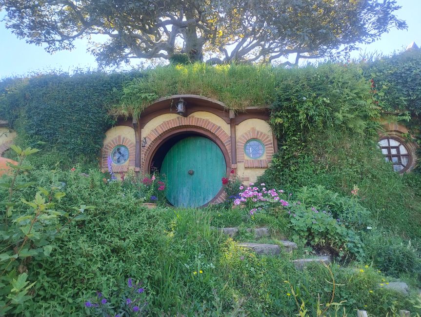 Bilbo's Hobbithöhle mit dem fake Baum