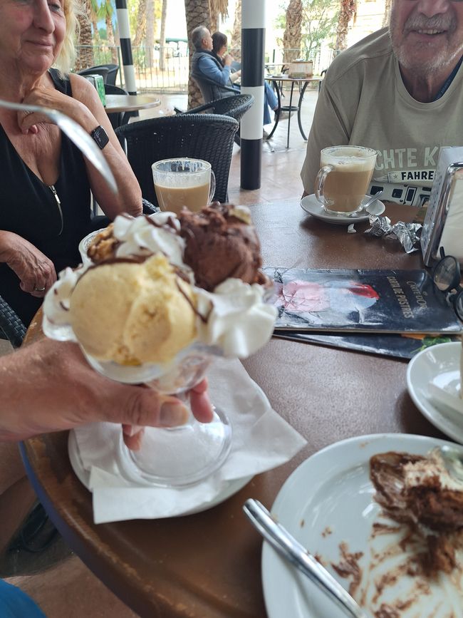 Jupp ist einen Eisbecher