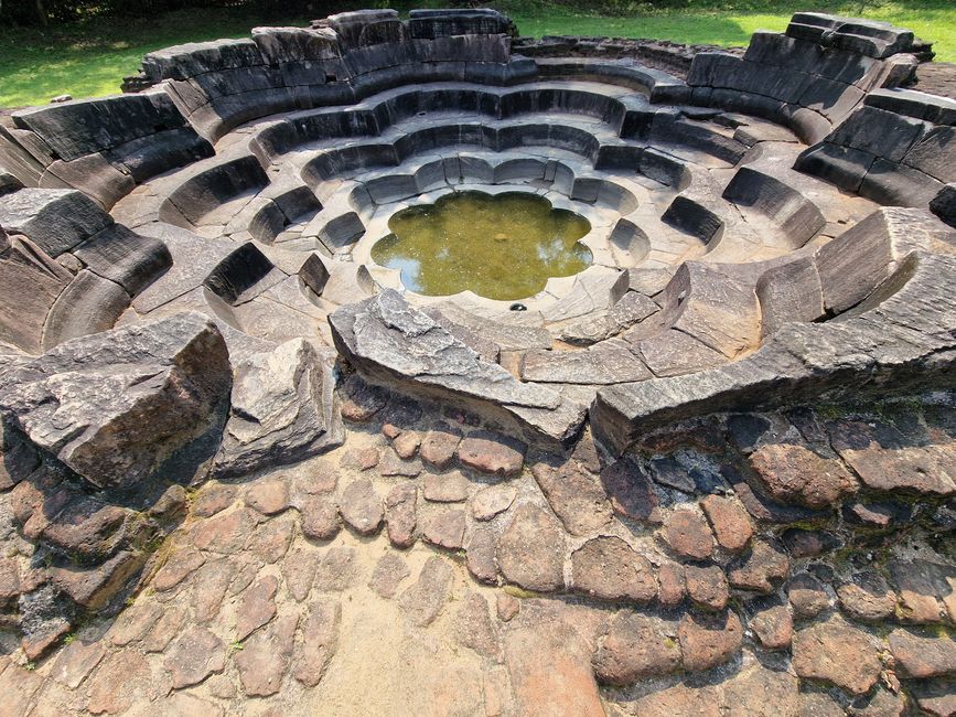 Polonnaruwa - 1000 años de historia y algo aprendido.