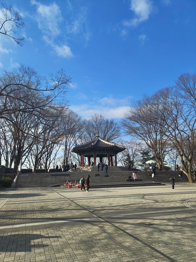 Am Fuße des Seoul Tower