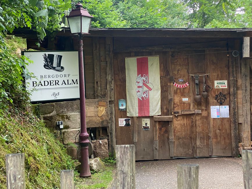 - mit Hinweis auf das Dorf