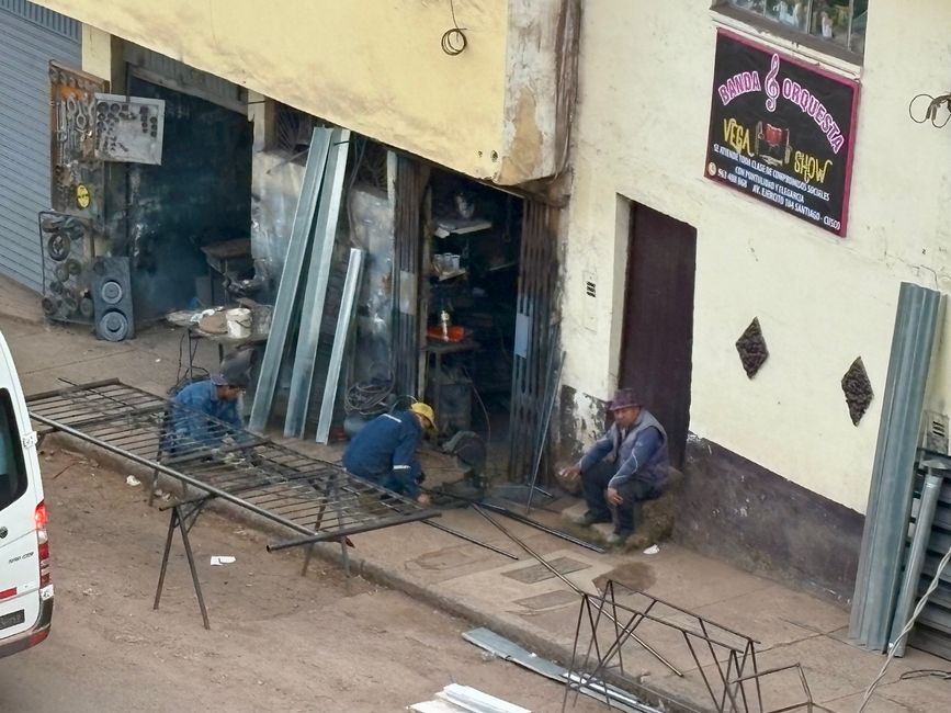 Lavoro in corso - qui si sega, si salda e si sculpta molto a mano.