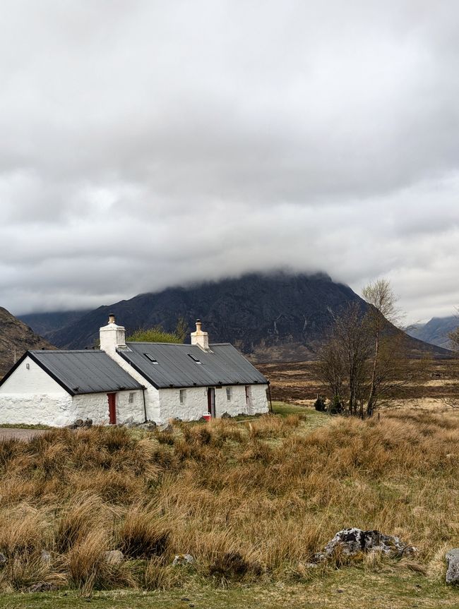Weiße cottages um die Riesen zu besänftigen